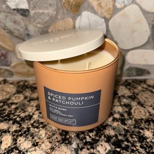 White barn candle spiced pumpkin & patchouli